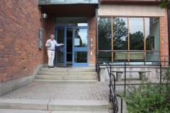 Professor Ingemar Ernberg outside the entrance to the Grants Office, Nobels väg 15a (July 2018)