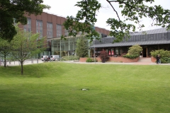 View towards Jöns Jacob lunch restaurant at Berzelius väg 3 (summer 2018)